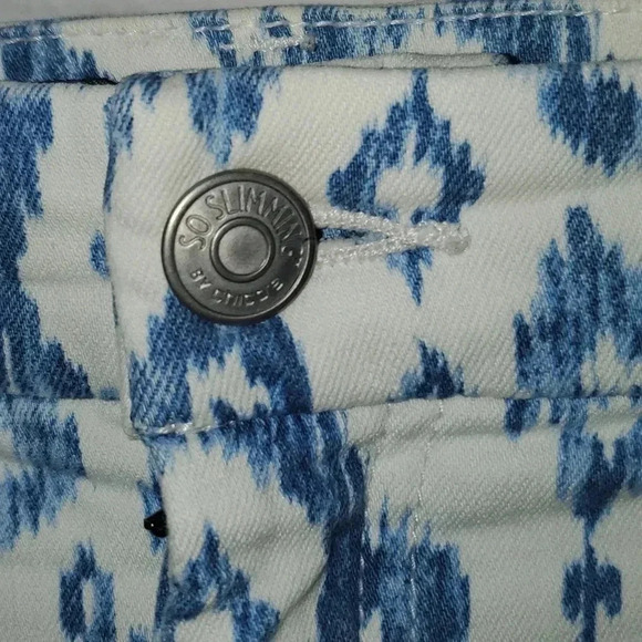 Chico’s So Slimming Stretch Blue and White Ikat Patterned Jeans Size 2.5 - Picture 4 of 16